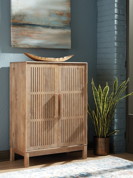 Pellamour Bar Cabinet - Carl's Furniture (Garden City, KS)