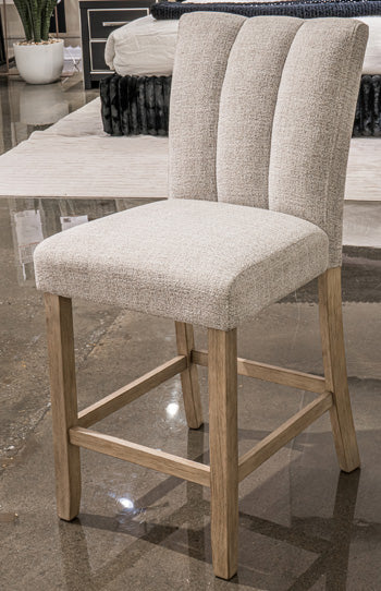 Larawyn Counter Height Barstool - Carl's Furniture (Garden City, KS)